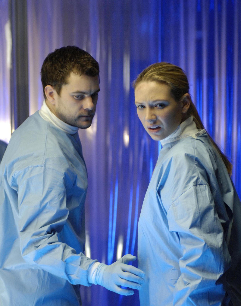 Anna Torv y Joshua Jackson en el piloto de 'Fringe'