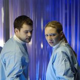 Anna Torv y Joshua Jackson en el piloto de 'Fringe'
