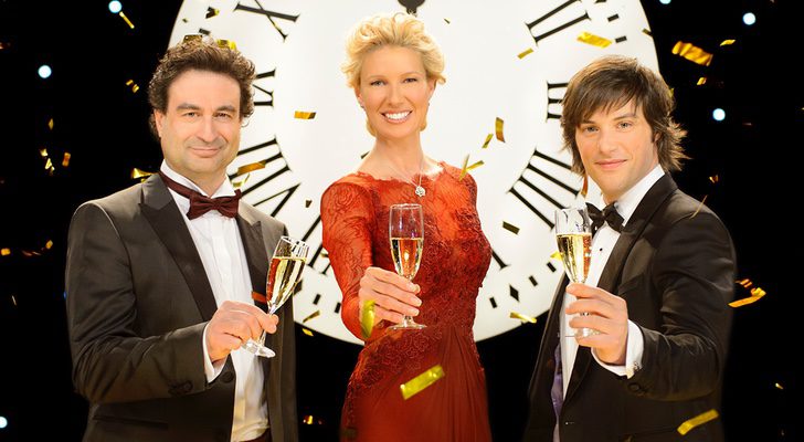 Anne Igartiburu junto con los dos chefs en las Campanadas de TVE de 2013