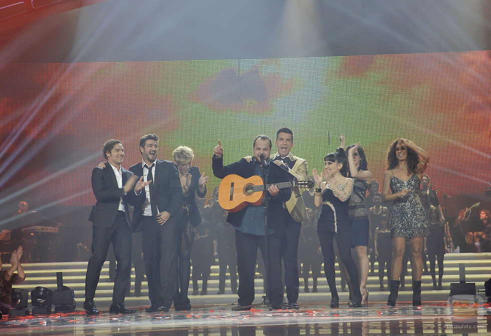 David Barrull acompañado de los coaches y presentadores de 'La voz'