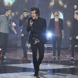 One Direction cantando en la final de la segunda edición de 'La voz'