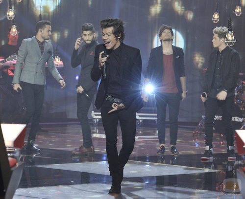 One Direction cantando en la final de la segunda edición de 'La voz'