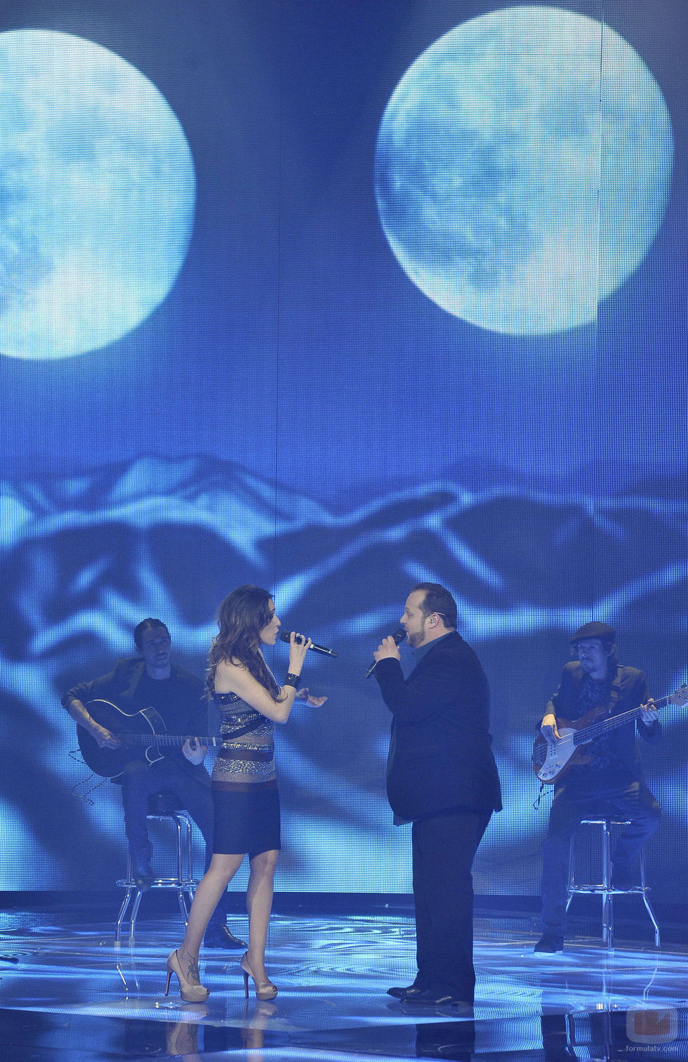 Malú y David Barrull cantando en la final de la segunda edición de 'La voz'