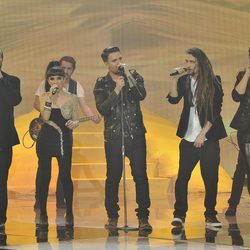 Dani Martín cantando con los finalistas de 'La voz 2'