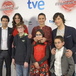 Pepe Rodríguez, Eva González, Samantha Vallejo-Nágera y Jordi Cruz con concursantes de 'MasterChef Junior'