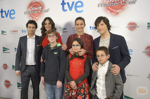 Pepe Rodríguez, Eva González, Samantha Vallejo-Nágera y Jordi Cruz con concursantes de 'MasterChef Junior'