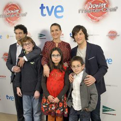 El jurado de 'MasterChef Junior' con tres de los concursantes