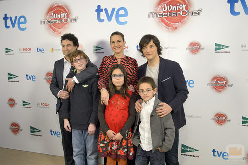 El jurado de 'MasterChef Junior' con tres de los concursantes