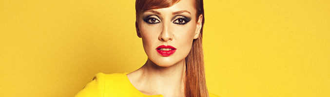 Cristina Castaño vestida de amarillo