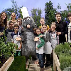 Remy de "Rataouille" junto a los concursantes, el jurado y la presentadora