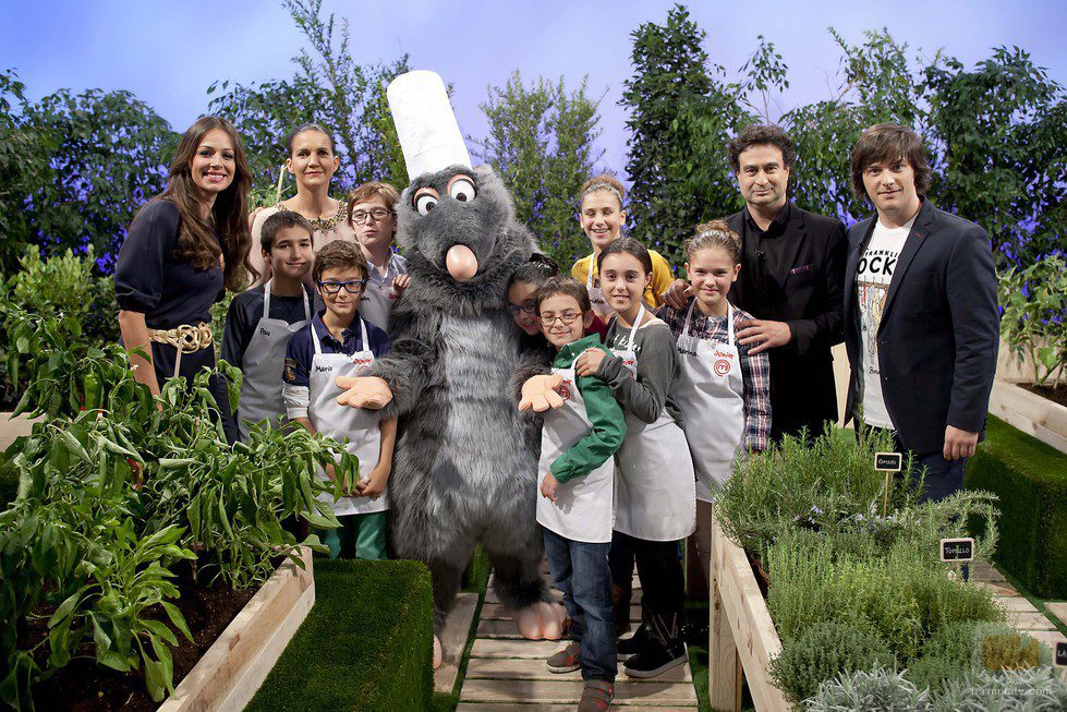 Remy de "Rataouille" junto a los concursantes, el jurado y la presentadora