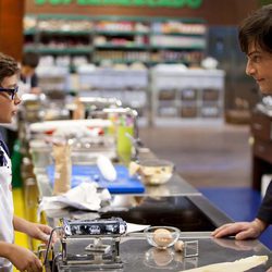 Jordi Cruz junto a Mario en 'MasterChef Junior'