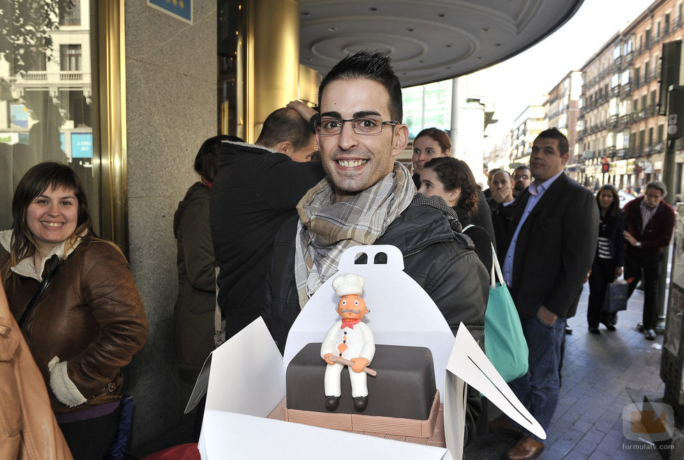 Un aspirante posa antes del casting de 'Deja sitio para el postre'