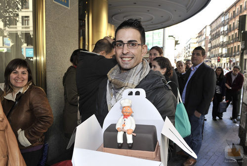 Un aspirante posa antes del casting de 'Deja sitio para el postre'