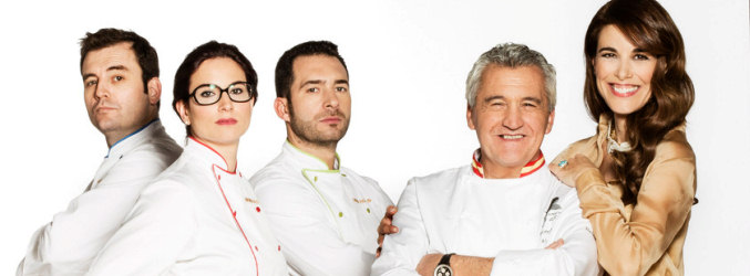 Paco Torreblanca y Raquel Sánchez Silva junto a los miembros del jurado de 'Deja sitio para el postre'