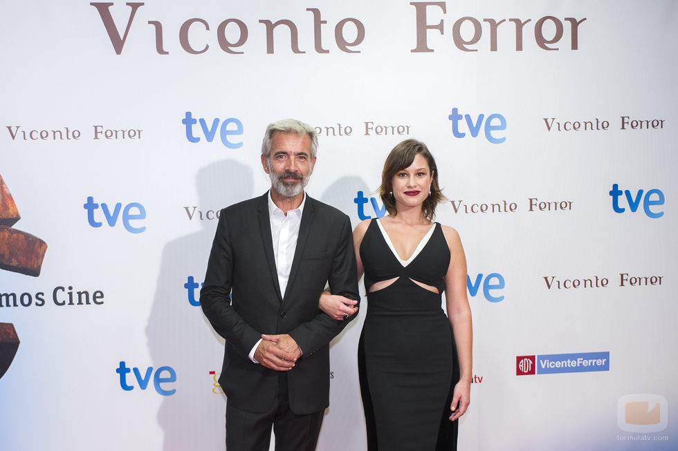 Imanol Arias y Aída Folch, en la presentación de la TV movie 'Vicente Ferrer'