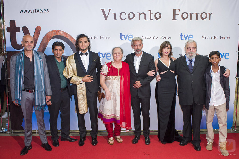 El elenco de la TV movie 'Vicente Ferrer' junto a Anna Ferrer