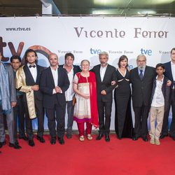 El equipo de la TV movie 'Vicente Ferrer' junto a la esposa del cooperante