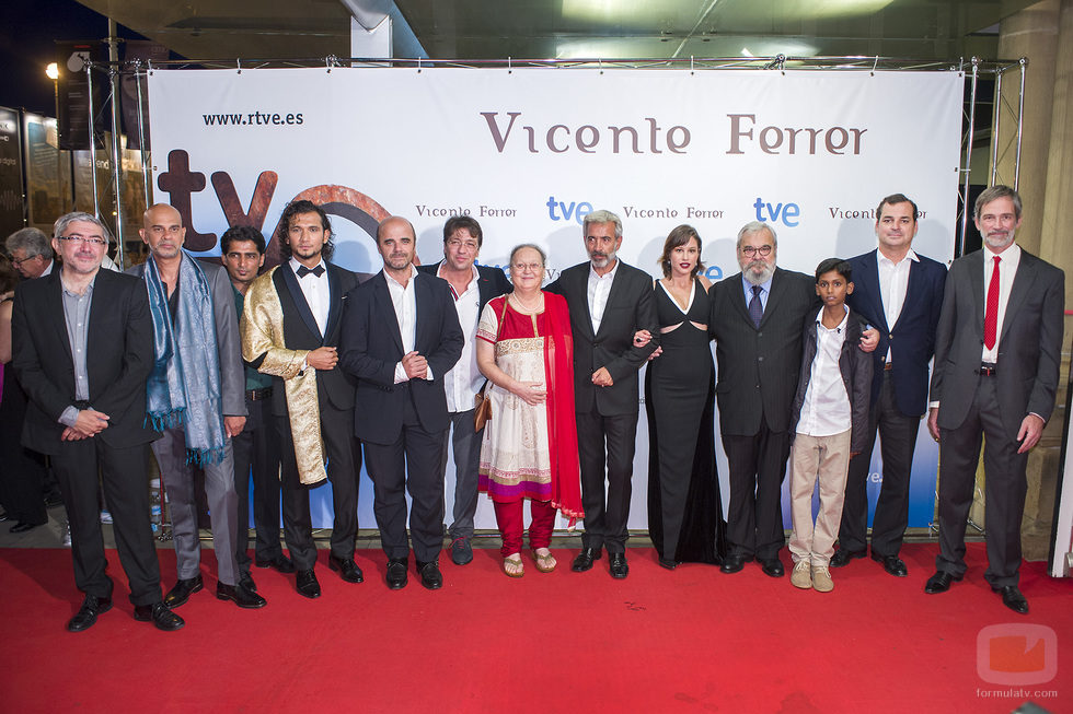 El equipo de la TV movie 'Vicente Ferrer' junto a la esposa del cooperante