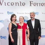 Imanol Arias y Aída Folch junto a Anna Ferrer en el FesTVal