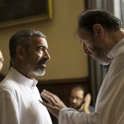 Imanol Arias y José María Pou en la TV movie 'Vicente Ferrer'