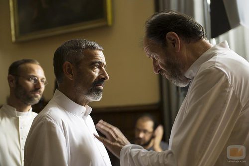 Imanol Arias y José María Pou en la TV movie 'Vicente Ferrer'