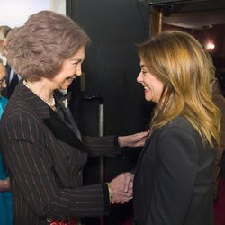 La Reina saluda a Toñi Moreno durante el preestreno de la TV Movie 'Vicente Ferrer'