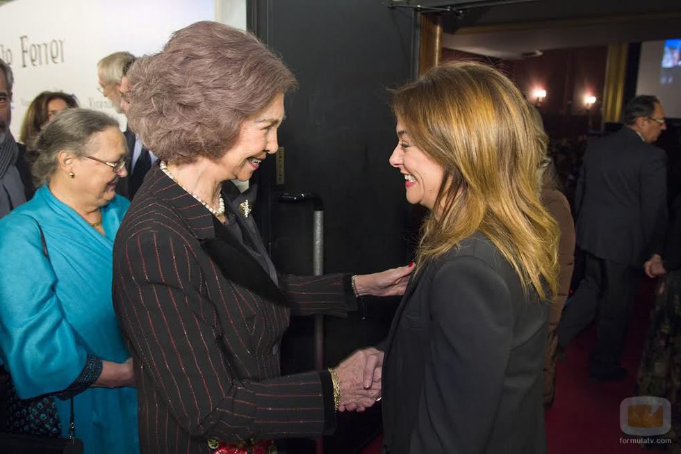 La Reina saluda a Toñi Moreno durante el preestreno de la TV Movie 'Vicente Ferrer'