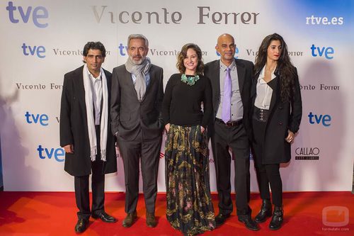 Ajay Jheti, Imanol Arias, Aída Folch, Santino Brady y Alba Flores en el preestreno de 'Vicente Ferrer'