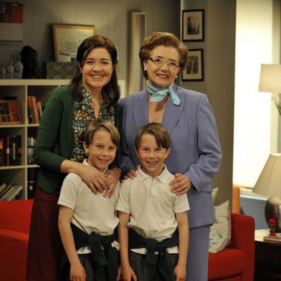 Laura Lebrel con sus hijos y su madre en 'Los misterios de Laura'