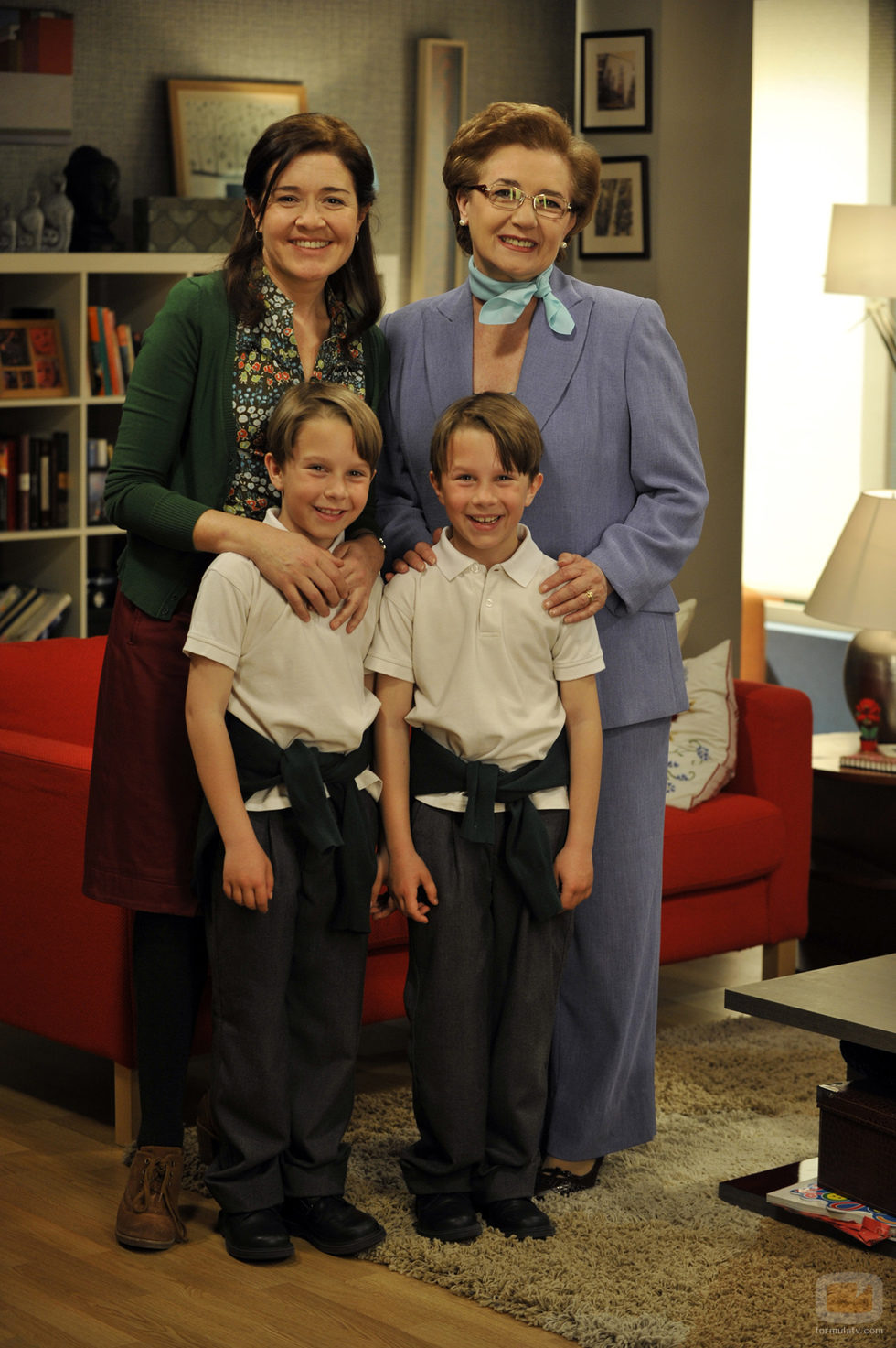 Laura Lebrel con sus hijos y su madre en 'Los misterios de Laura'