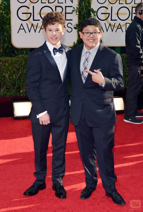 Nolan Golud y Rico Rodríguez en la alfombra roja de los Globos de Oro 2014