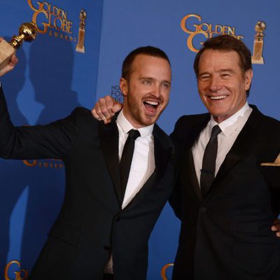 Aaron Paul y Bryan Cranston posan con sus Globos de Oro 2014