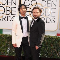 Kunal Nayyar y Johnny Galecki en los Globos de Oro 2014