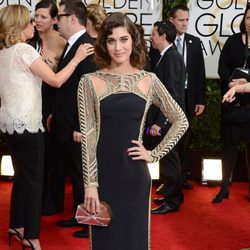 Lizzy Caplan en la alfombra roja de los Globos de Oro 2014