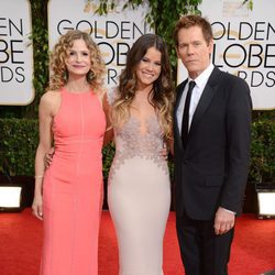 Kyra Sedgwick, Sosie Bacon, y Kevin Bacon en los Globos de Oro 2014