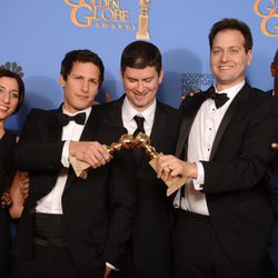 El equipo de 'Brooklyn Nine-Nine' con su Globo de Oro 2014 a la Mejor Comedia