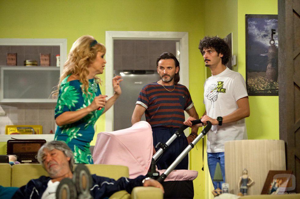 Javi se sorprende al conocer que sus suegros se convertirán en vecinos