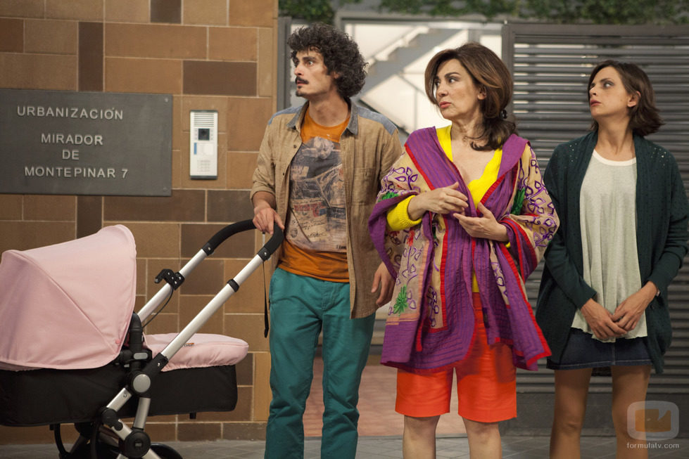 Javi, Lola y Araceli se asombran ante el acontecimiento que llega al barrio