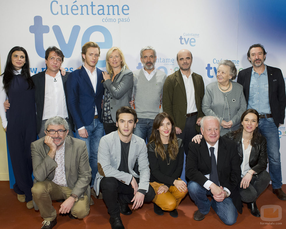 Los actores de 'Cuéntame cómo pasó' junto a Ignacio Corrales, Fernando López Puig y Miguel Ángel Bernardeau