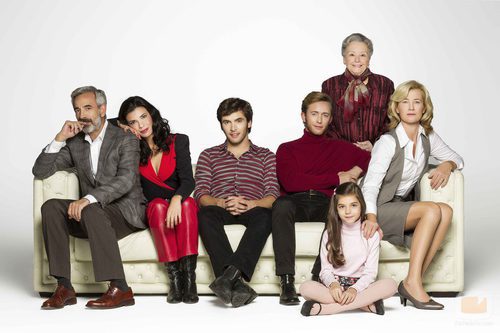 La familia Alcántara en la decimoquinta temporada de 'Cuéntame cómo pasó' sentada en un sofá