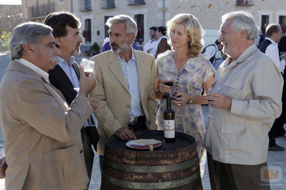 Antonio Alcántara y Mercedes Fernández se toman un vino en 'Cuéntame cómo pasó'