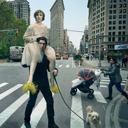 Lena Dunham y Adam Driver delante del Flatiron