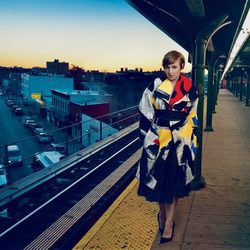 Lena Dunham espera el tren en Nueva York