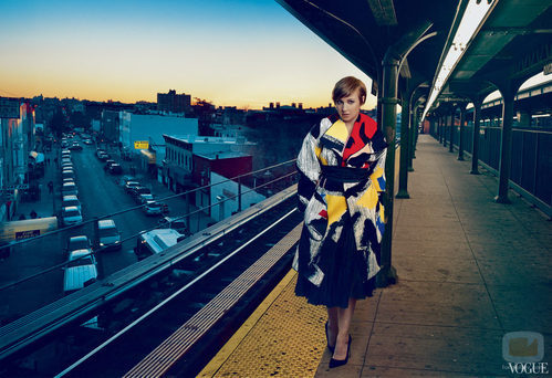 Lena Dunham espera el tren en Nueva York