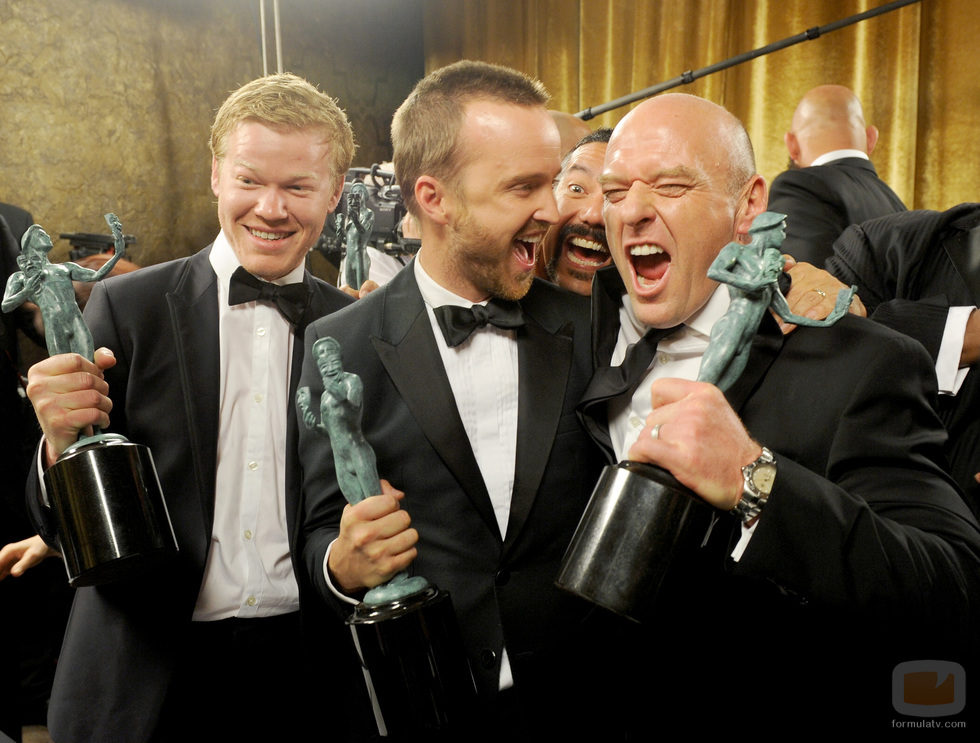 Aaron Paul y Dean Norris con el premio al Mejor Drama en los SAG 2014