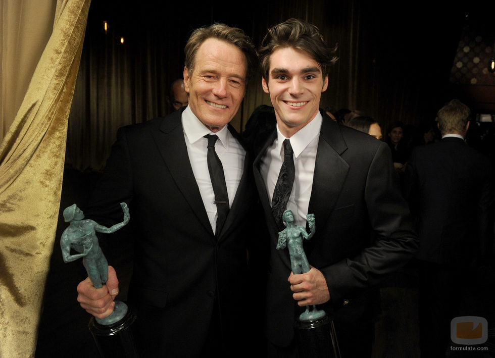 Bryan Cranston y RJ Mitte con el premio al Mejor Drama en los SAG 2014