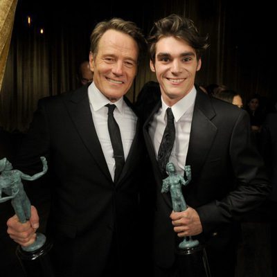 Bryan Cranston y RJ Mitte con el premio al Mejor Drama en los SAG 2014