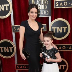 Tina Fey con su hija en los SAG 2014