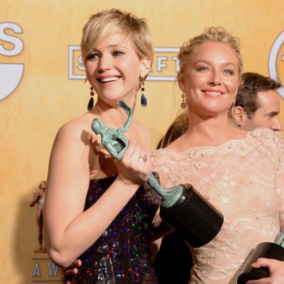 Jennifer Lawrence y Elizabeth Rohm en los SAG 2014